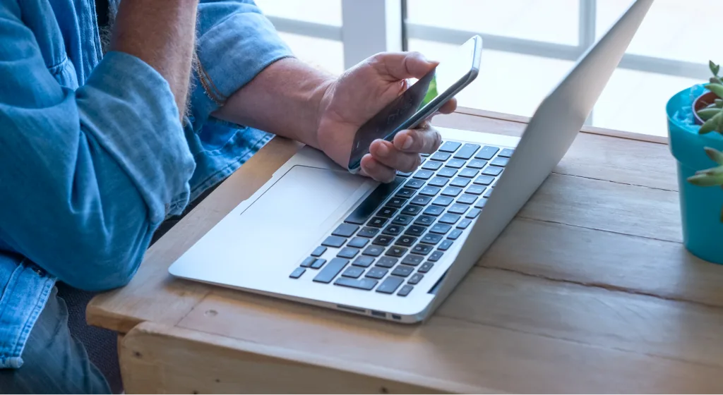 Prestador de serviço emitindo NFS-e Nacional no notebook pelo Zukey ERP